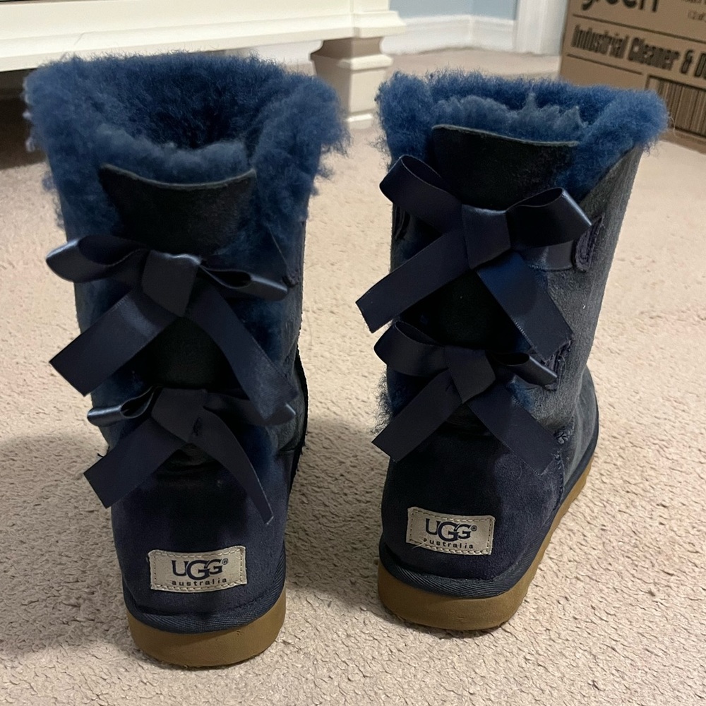Bailey Bow Uggs, size 7 navy blue